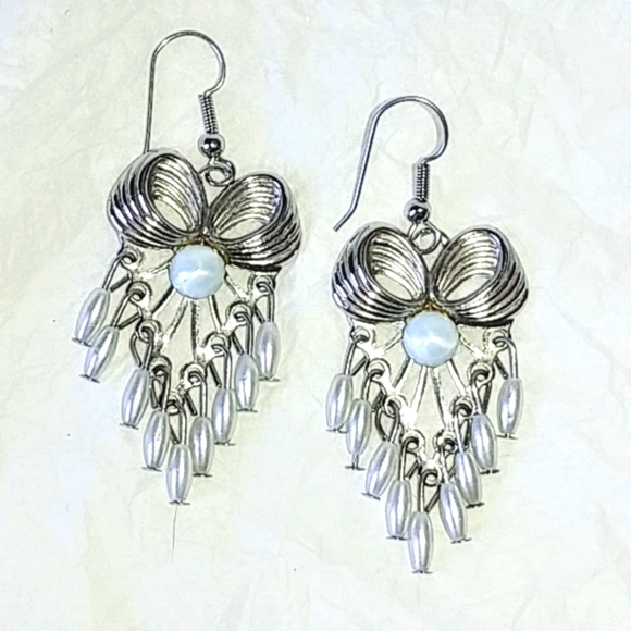 🦋 SILVERTONE BOW DANGLE EARRINGS - FAUX PEARLS - Picture 4 of 4